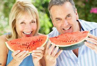 老人吃瓜的视频,老人吃瓜视频展现夕阳无限好