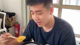 猛男在线吃瓜视频,揭秘网络热门视频背后的故事